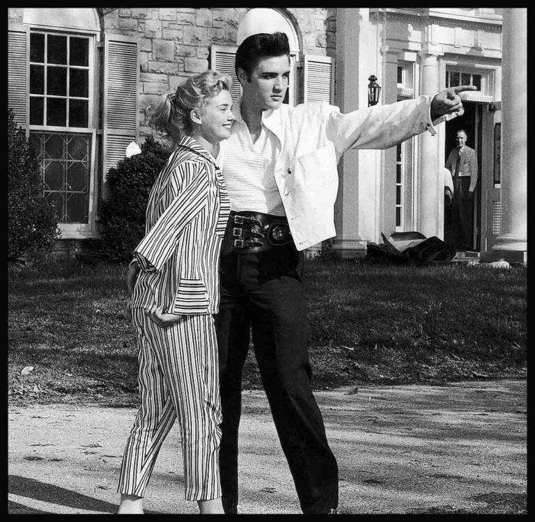 “Walk Like This, Marilyn Monroe” - Vintage Paparazzi